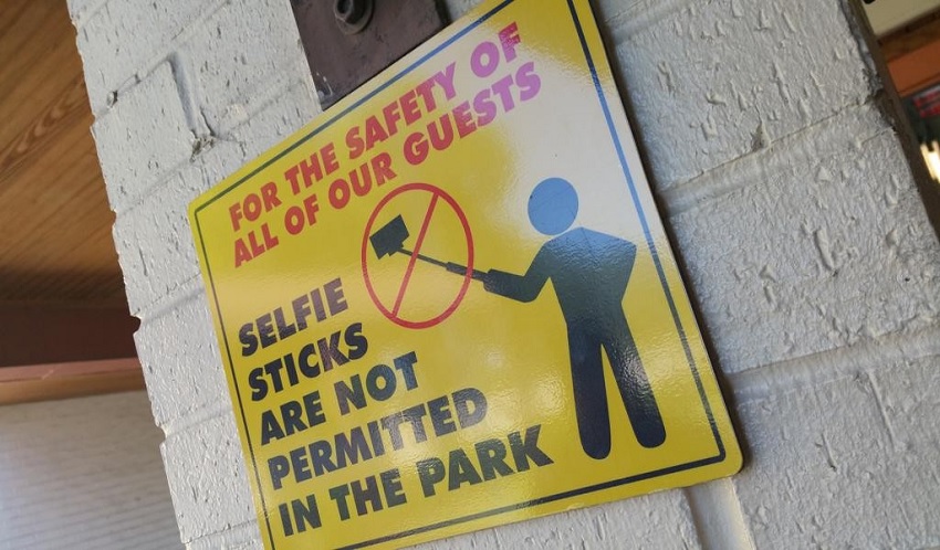 Six Flags também bane paus de selfies em seus parques