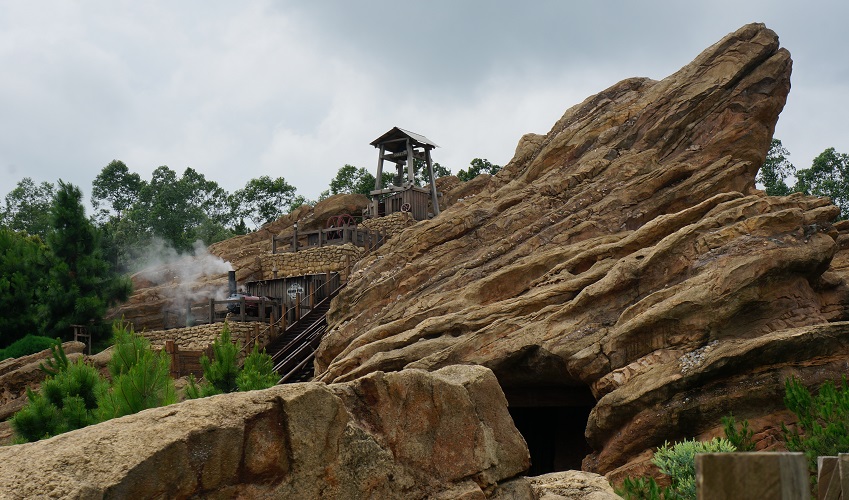 Big Grizzly Mountain Runaway Mine Cars (Hong Kong Disneyland – Grizzly Gulch)