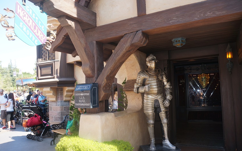 Um adeus à incrível loja de armaduras e afins que fechará no Disneyland Park
