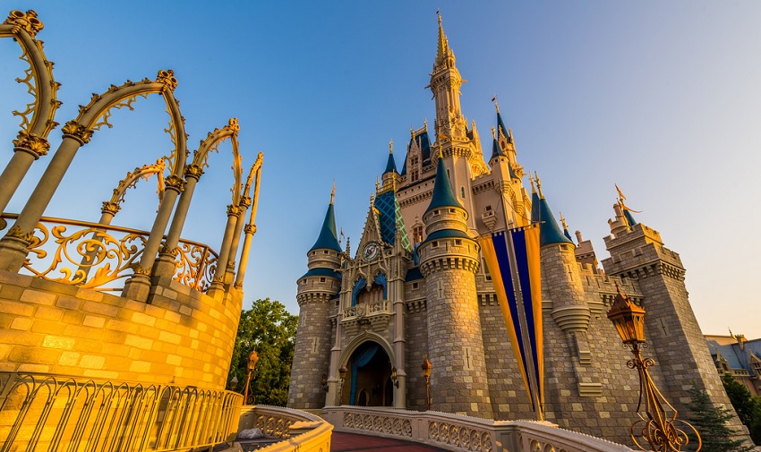 Magic Kingdom muda seu show de abertura para a frente do castelo